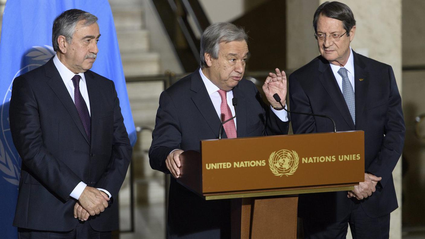 Il segretario ONU Guterres (al centro) con il greco-cipriota Anastasiades (a destra) e il turco-cipriota Akinci