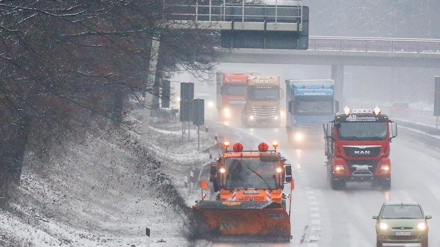 Spazzaneve al lavoro sull'A27, nel Nord della Germania, vicino ad Achim