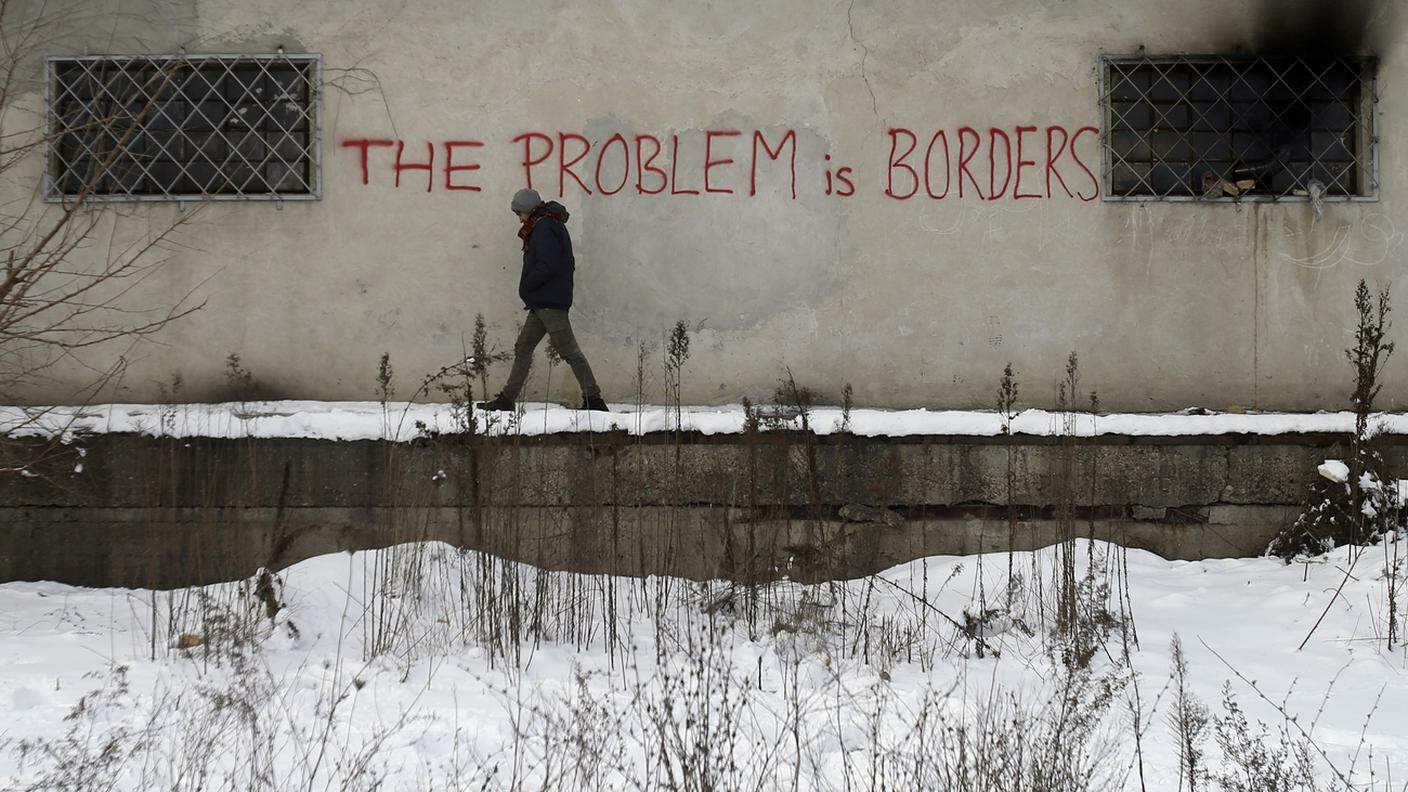 "Il problema sono i confini", si legge su un muro