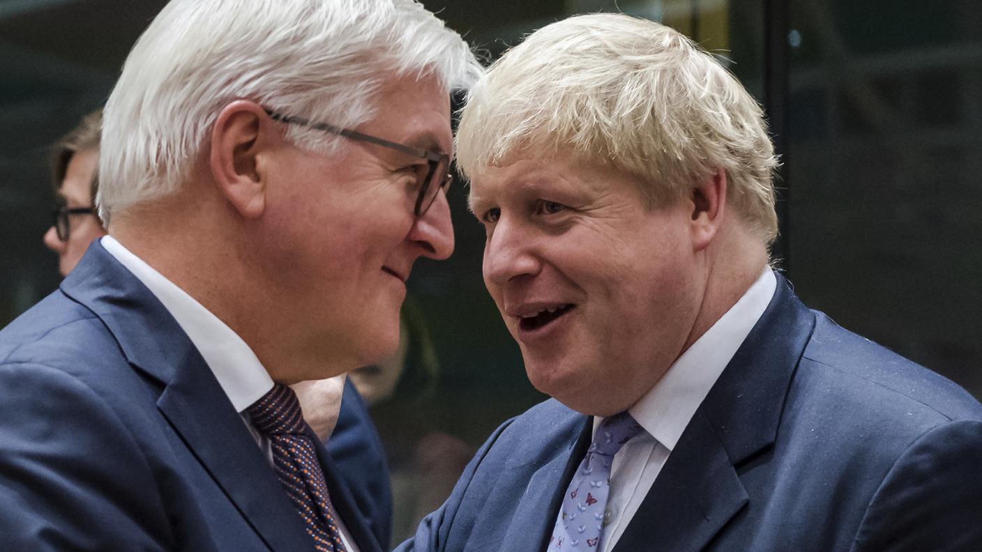 Steinmeier e Johnson prima dell'incontro fra i ministri degli esteri dei Ventotto