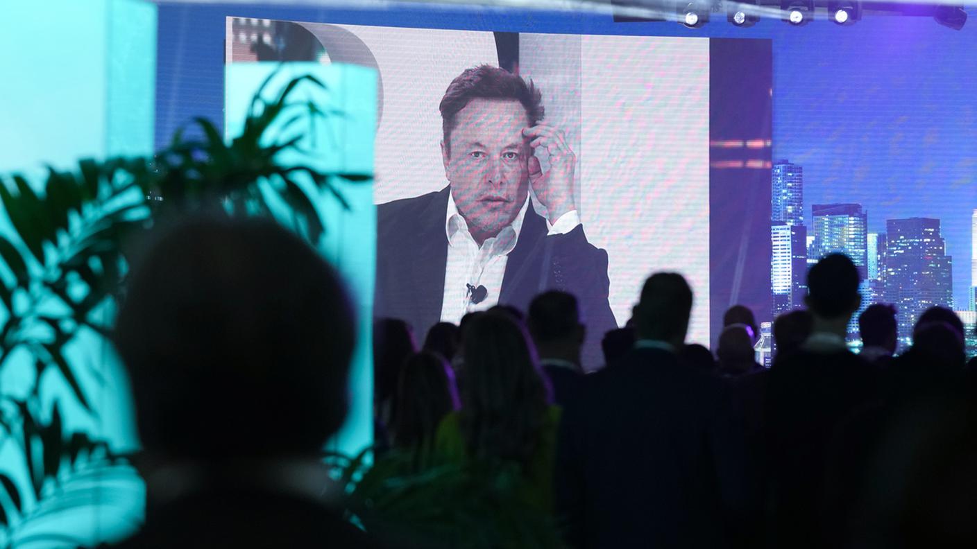 L'immagine di Elon Musk proiettata durante una conferenza a Miami