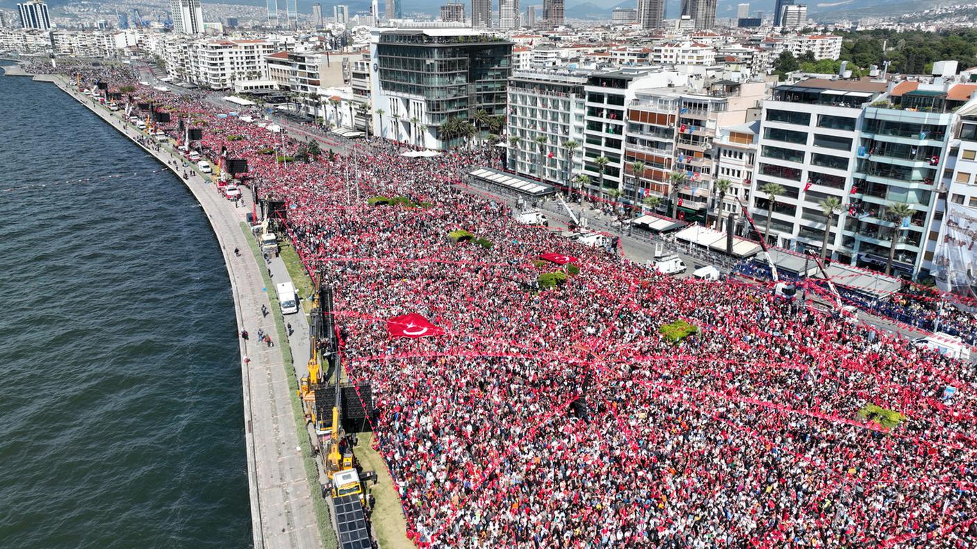 Sostenitori di Kilicaroglu in piazza a Smirne (Izmir) il 30 aprile