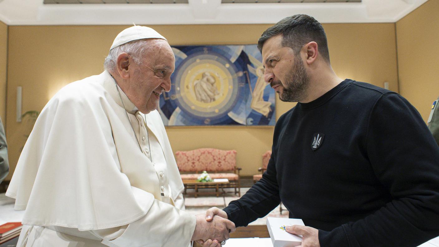 La stretta di mano tra il Pontefice e Zelensky