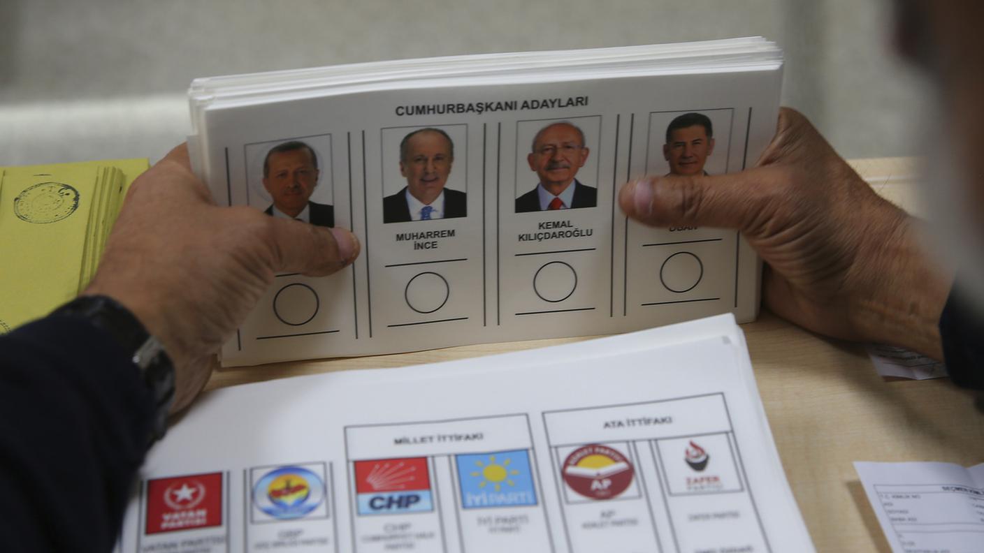 Le schede prevedono quattro candidati ma Muharrem Ince si è ritirato tre giorni fa per evitare la frammentazione dei voti dell'opposizione