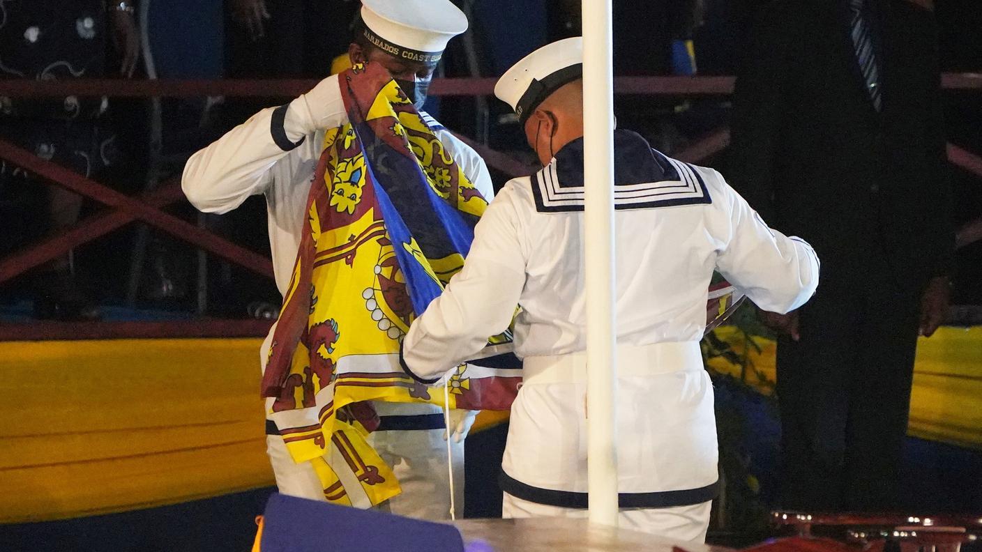 Lo stendardo della regina rimosso a Bridgetown, nella cerimonia che segnò il passaggio della Barbados da monarchia a repubblica, nel 2021. C'era anche Carlo, allora ancora erede al trono