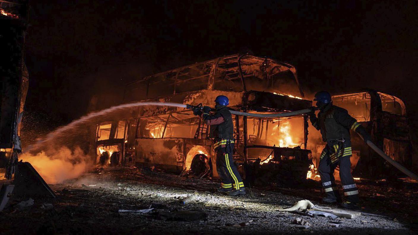 I pompieri di Kiev lottano contro le fiamme divampate da detriti dei missili russi abbattuti