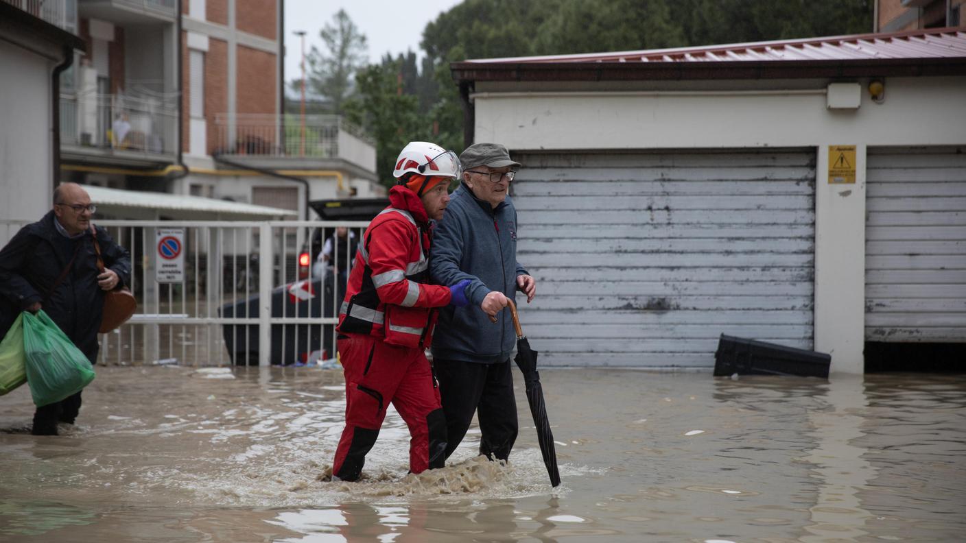 Centinaia di pompieri e volontari mobilitati per i soccorsi