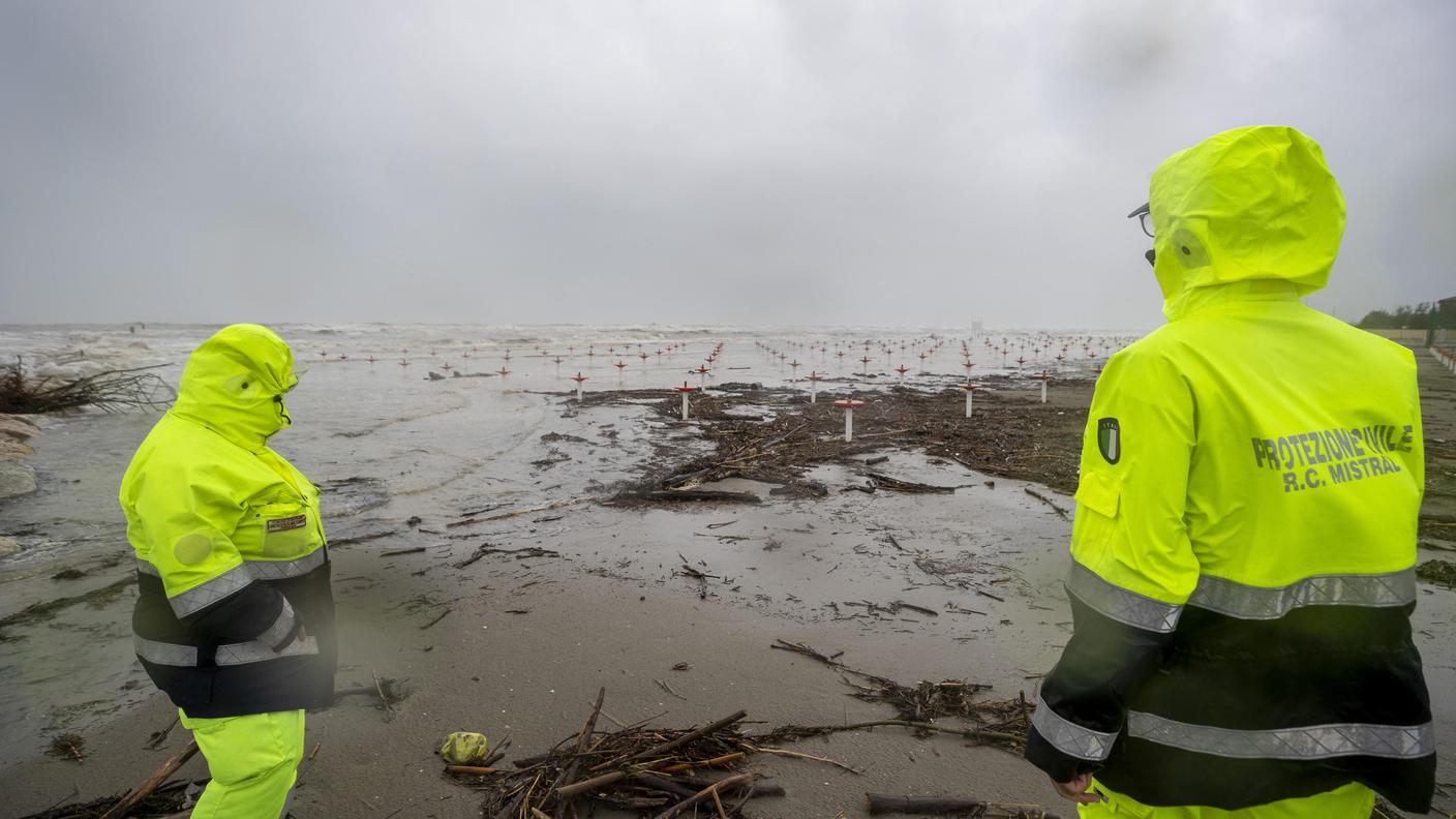 Due membri della protezione civile su una spiaggia vicino a Ravenna