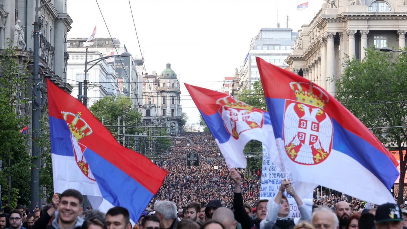 Il 12 maggio a Belgrado migliaia di persone hanno aderito a una marcia contro la violenza
