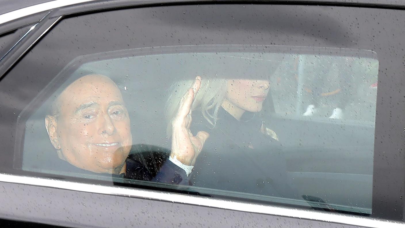 Berlusconi saluta mentre lascia l'ospedale di Milano dov'è rimasto per 45 giorni