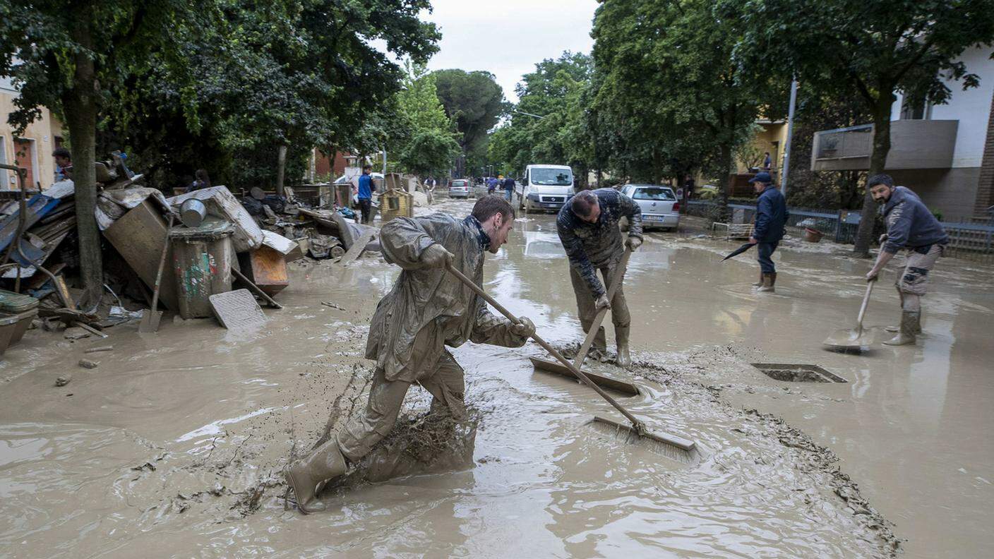A Faenza si continua a spalare acqua, fango e detriti mentre aumentano i volontari giunti in aiuto
