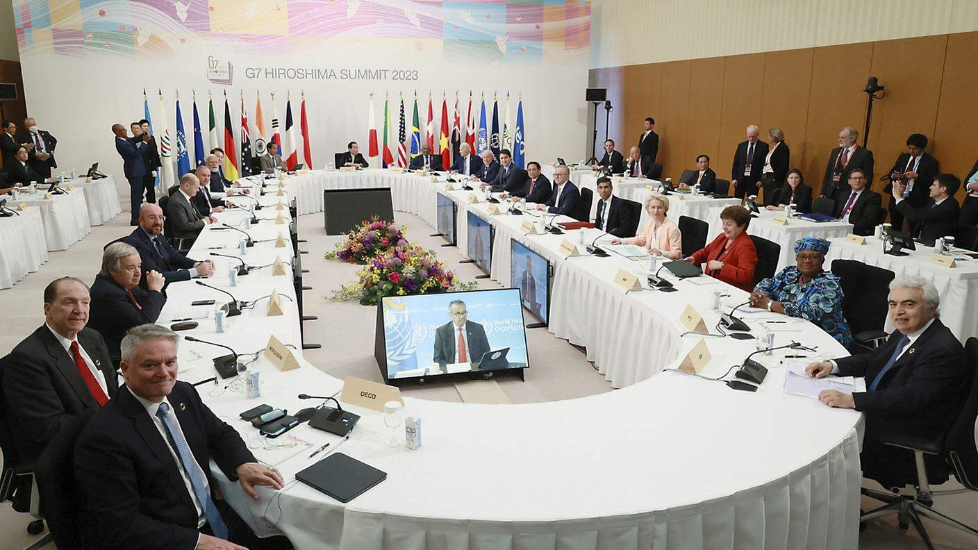 Le delegazioni delle nazioni presenti al meeting del G7 a Hiroshima in una foto ufficiale