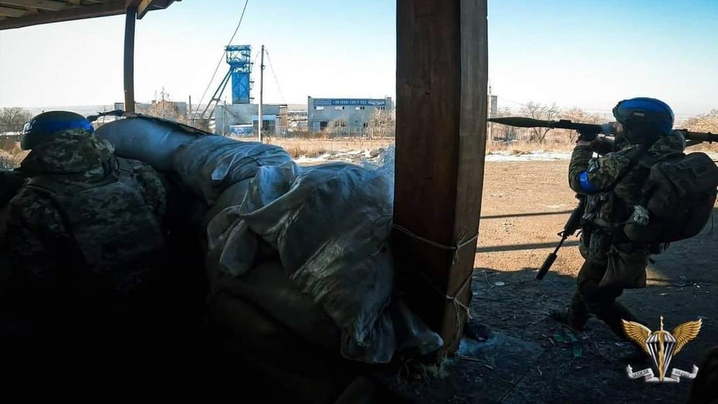 Due militari ucraini pronti all'azione contro i russi nella zona di Bakhmut sabato mattina