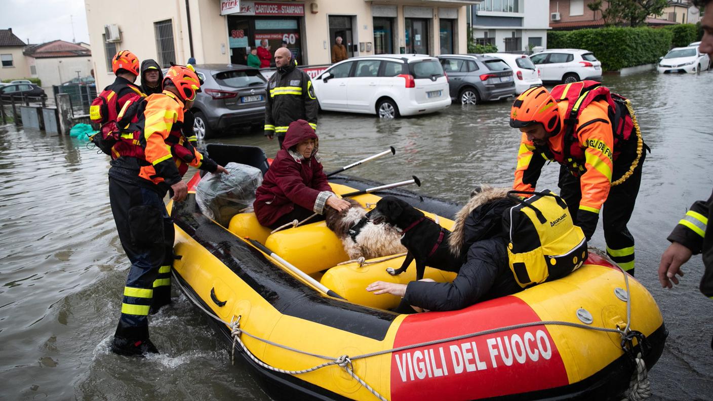 I vigili del fuoco portano in salvo persone e animali minacciati dall'alluvione domenica