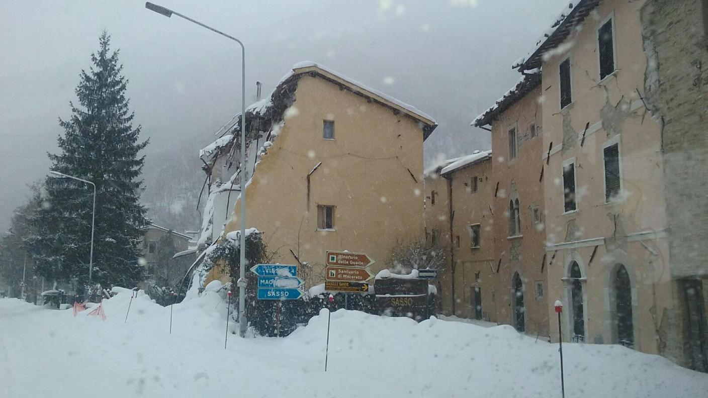 Nuovi crolli nelle zone colpite in agosto e soccorsi resi difficili dalla neve