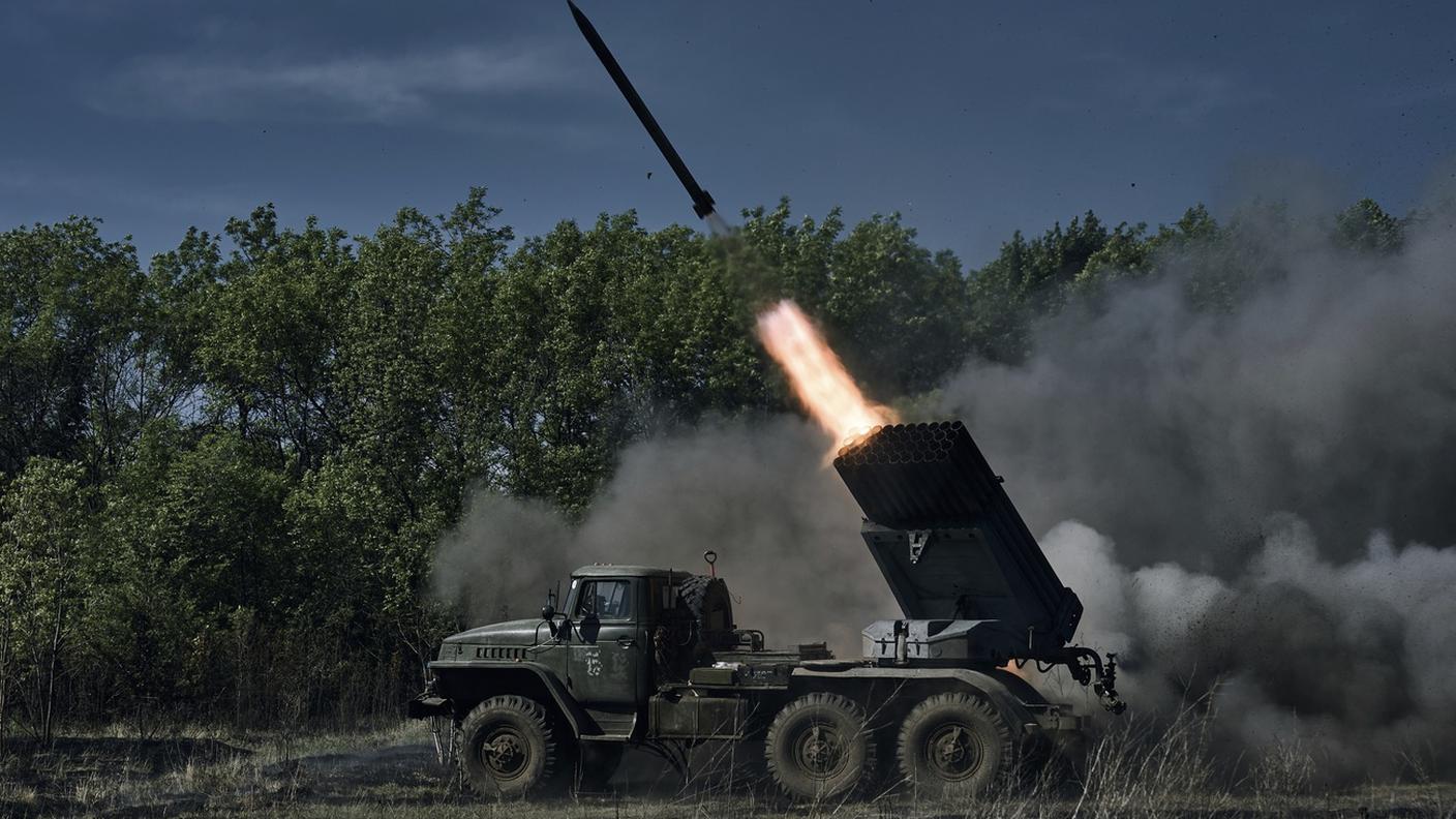 Un lancia missili ucraino in azione vicino a Bakhmut