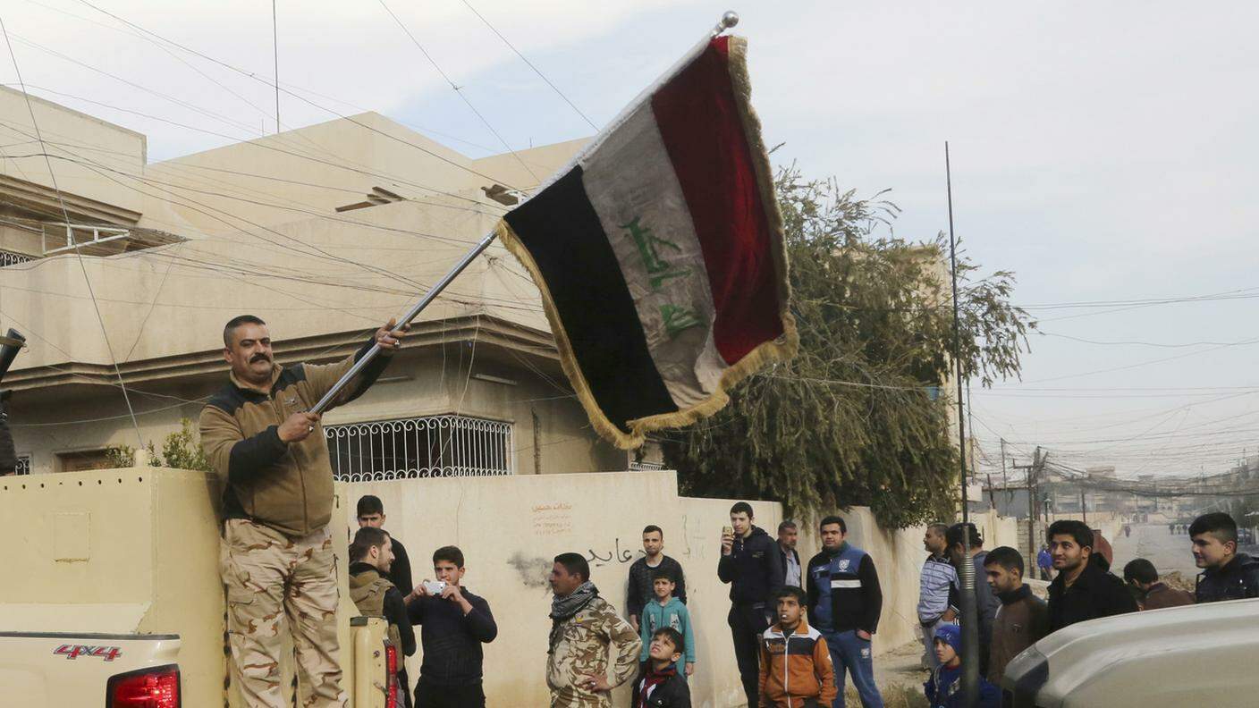 Esultanza delle forze militari irachene dopo aver espugnato l'est della città