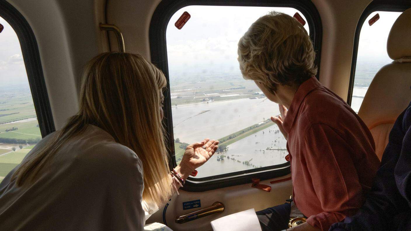La presidente della Commissione Ue, Ursula von der Leyen, in volo sulle aree alluvionate con la premier italiana Meloni 