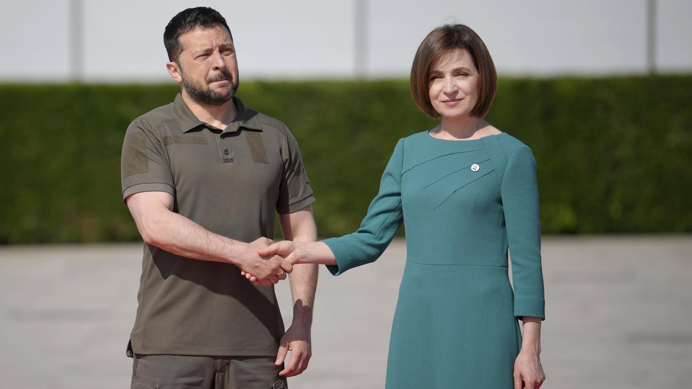 Volodymyr Zelensky saluta l'omologa moldava, Maia Sandu, al summit di giovedì