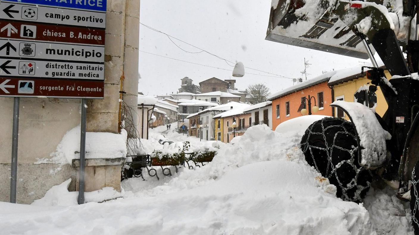 Le strade del comune abruzzese di Campotosto, bloccate dalla neve