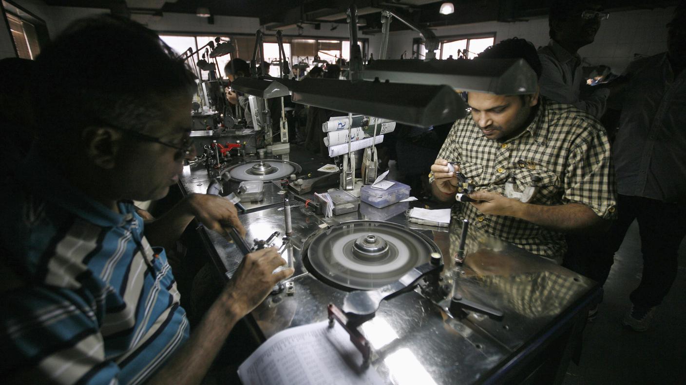 All'interno di un'azienda per la lavorazione dei diamanti a Surat, nel Gujarat