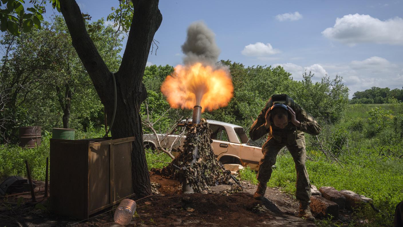 Un soldato ucraino apre il fuoco con un mortaio contro i russi in Donbass