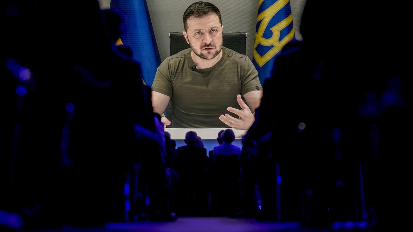Zelensky si esprimerà in videoconferenza, come in queste immagini al Forum economico mondiale di Davos
