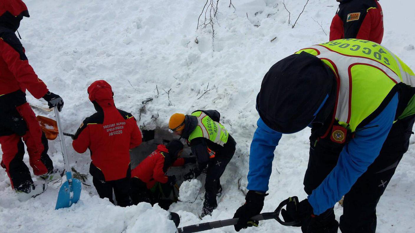 I soccorritori al lavoro sulle macerie dell'hotel Rigopiano