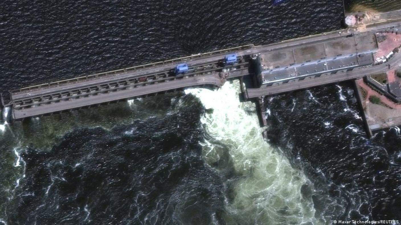 Un'immagine che mostra l'acqua fuoriuscire dalla diga sul Dnipro, sventrata dalle esplosioni
