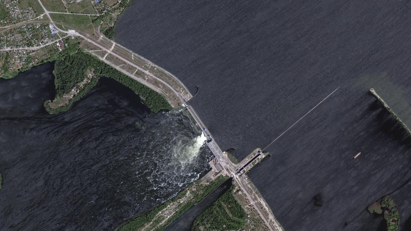 Un'immagine satellitare della diga di Kakhovka dopo l'esplosione a inizio giugno