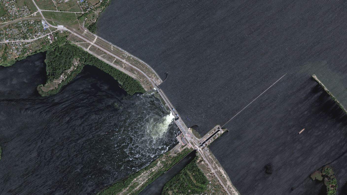 Una delle immagini Maxar usate dalla CNN per analizzare quanto è accaduto alla diga di Kakhovka