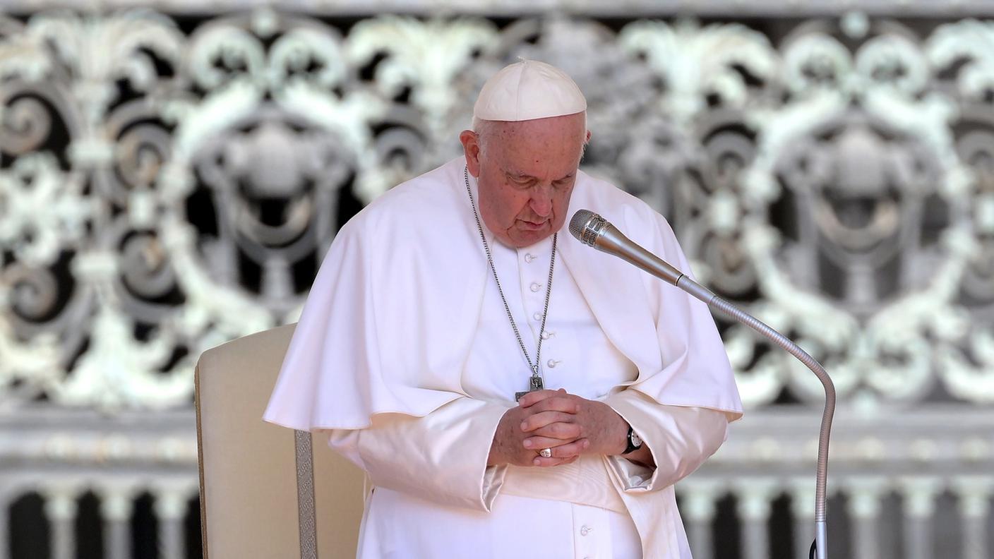 Papa Francesco, qui ripreso durante l'odierna udienza generale in Vaticano, prima dell'annuncio del ricovero