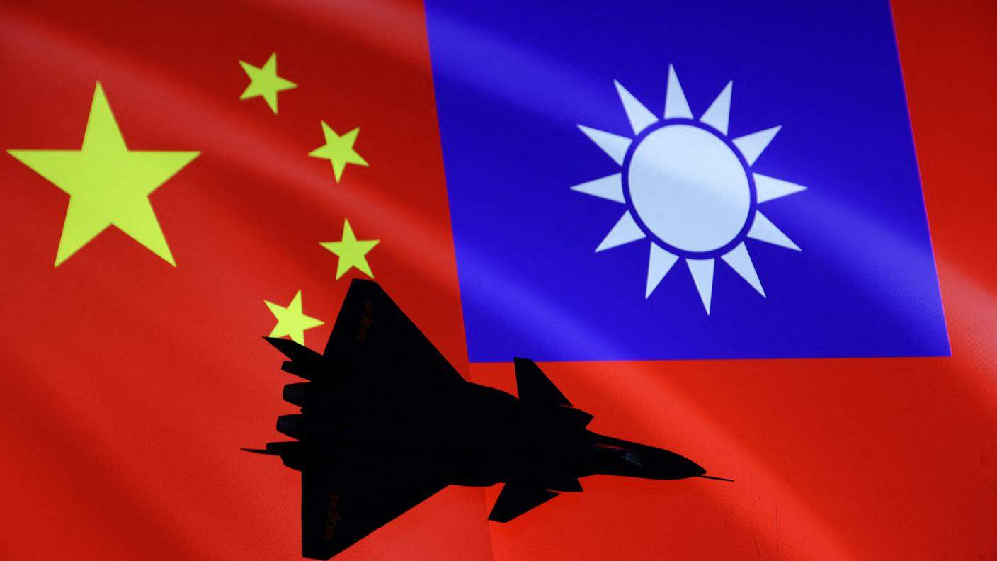 Pechino continua ormai da tempo a dispiegare velivoli militari nello spazio aereo intorno all'isola