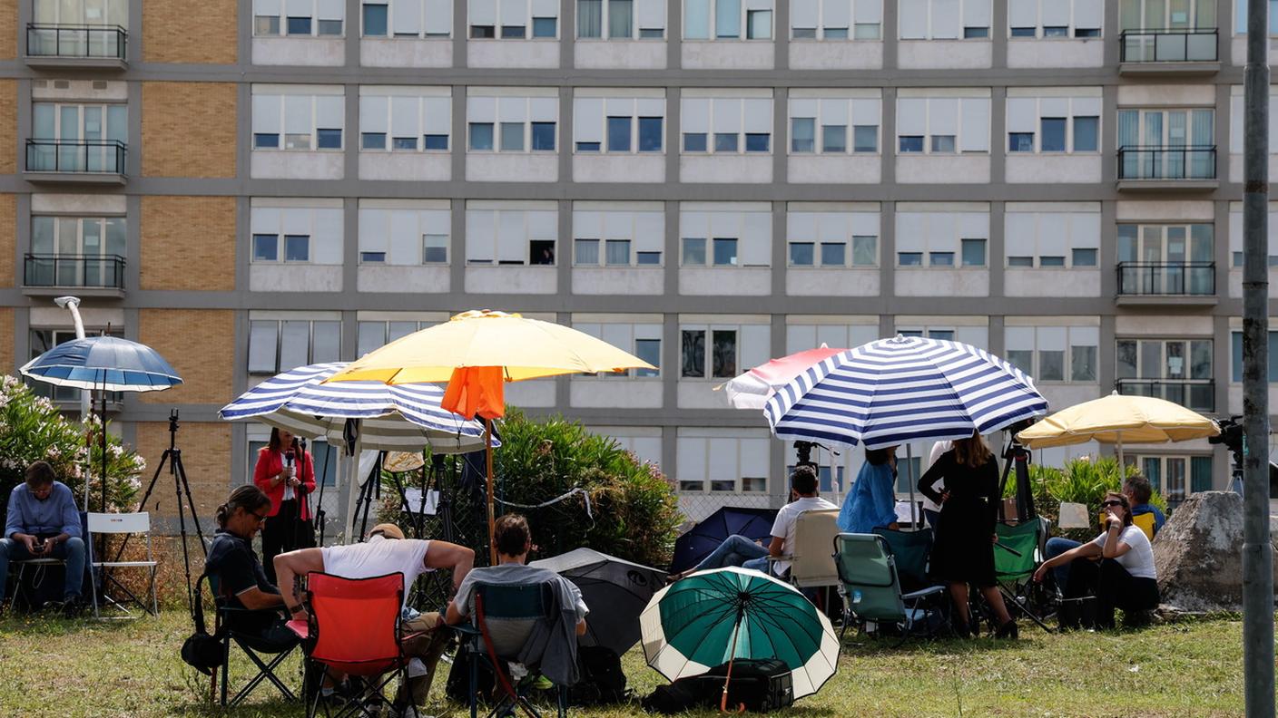 I giornalisti si sono appostati davanti all'appartamento del Papa all'ospedale Gemelli di Roma