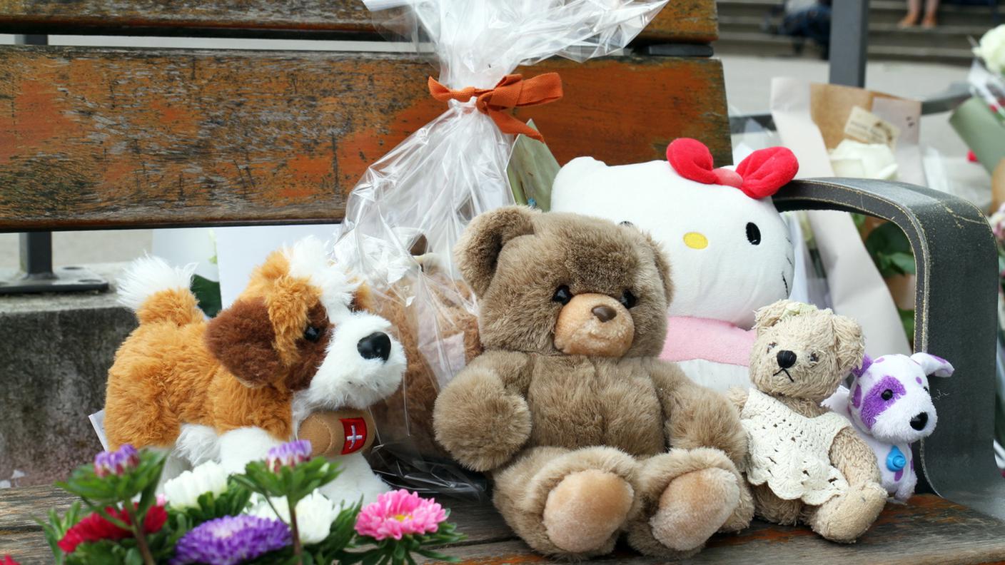 Fiori e peluche sul luogo dell'accoltellamento