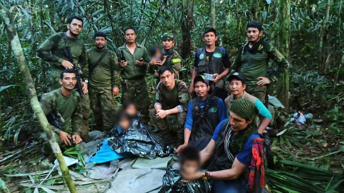 I 4 bambini insieme al drappello dei militari che li hanno ritrovati. Per la loro localizzazione sono stati anche impiegati elicotteri e tecnologie satellitari