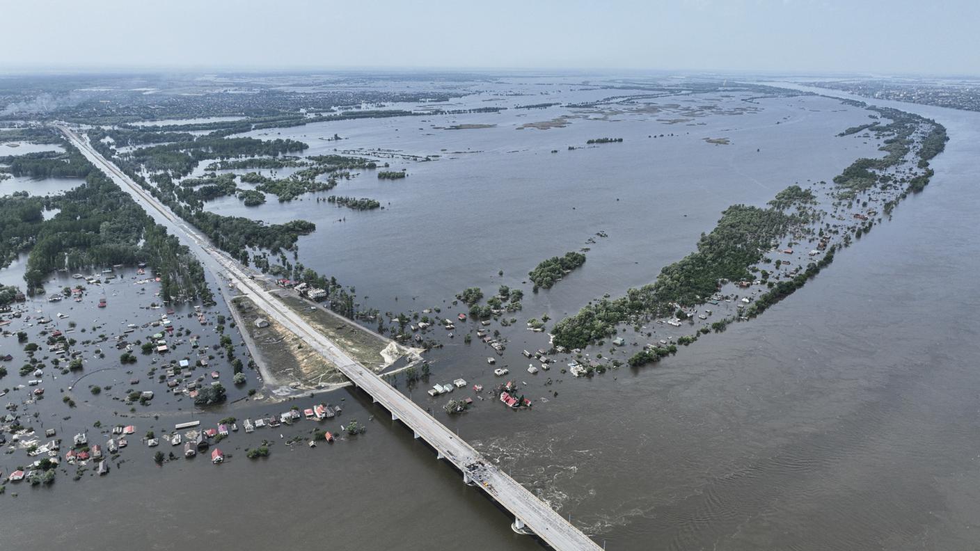Una vasta area allagata a Kherson
