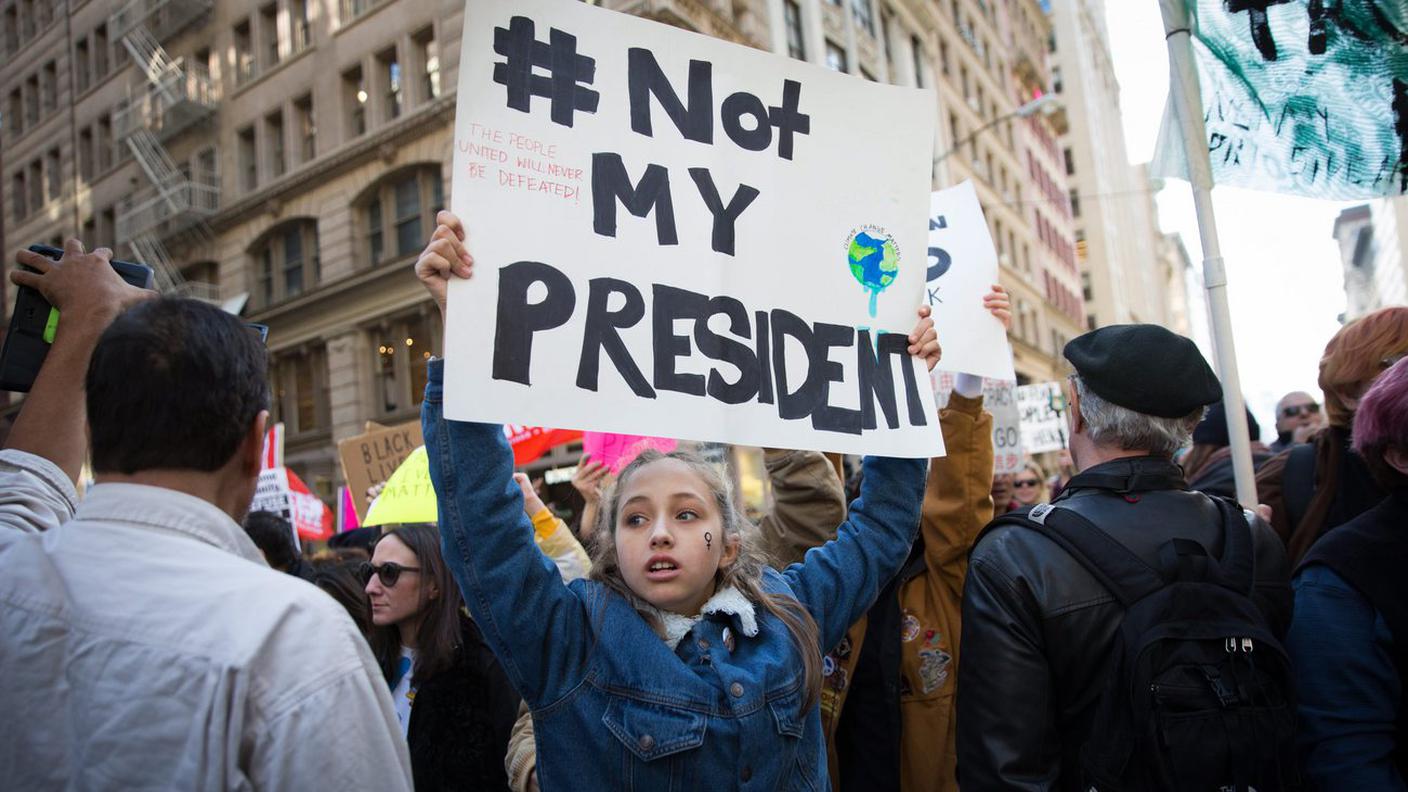 Una manifestante anti-Trump a New York. Si protesterà in tutti e 50 gli Stati USA