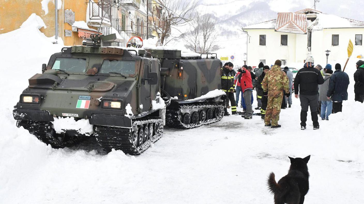 I mezzi dell'esercito in azione a Campotosto (L'Aquila)