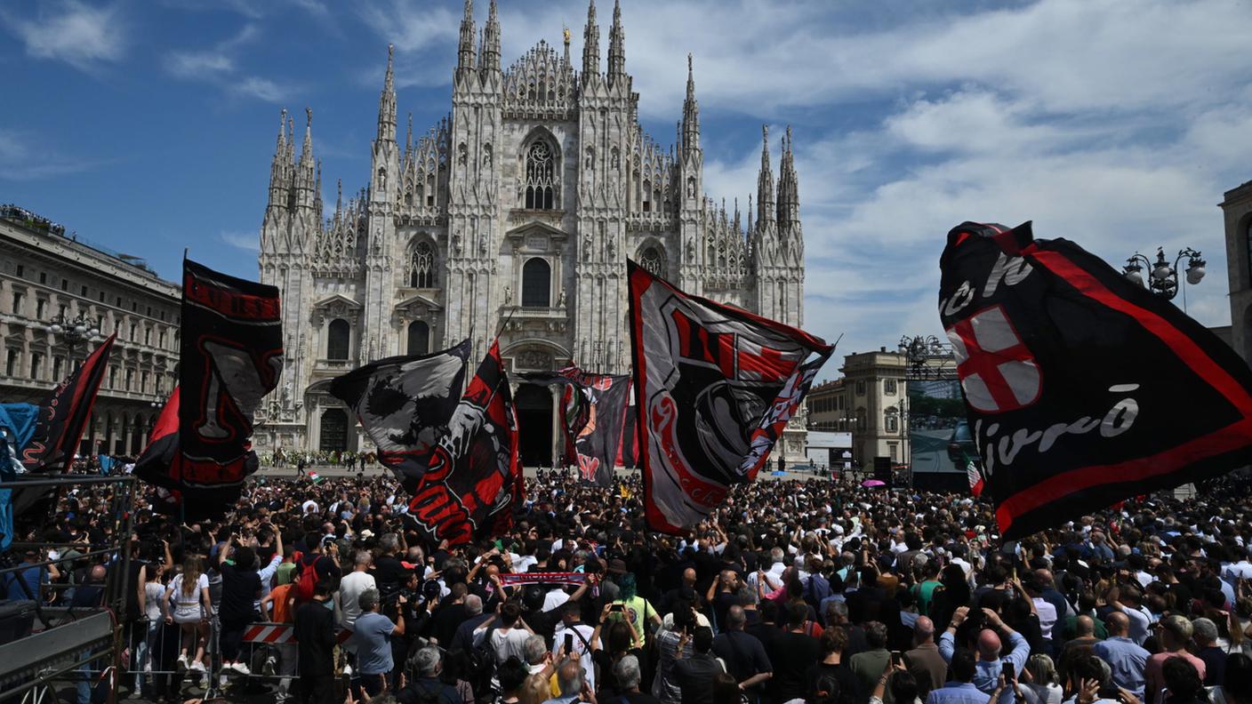La folla assiepata fuori dal Duomo 
