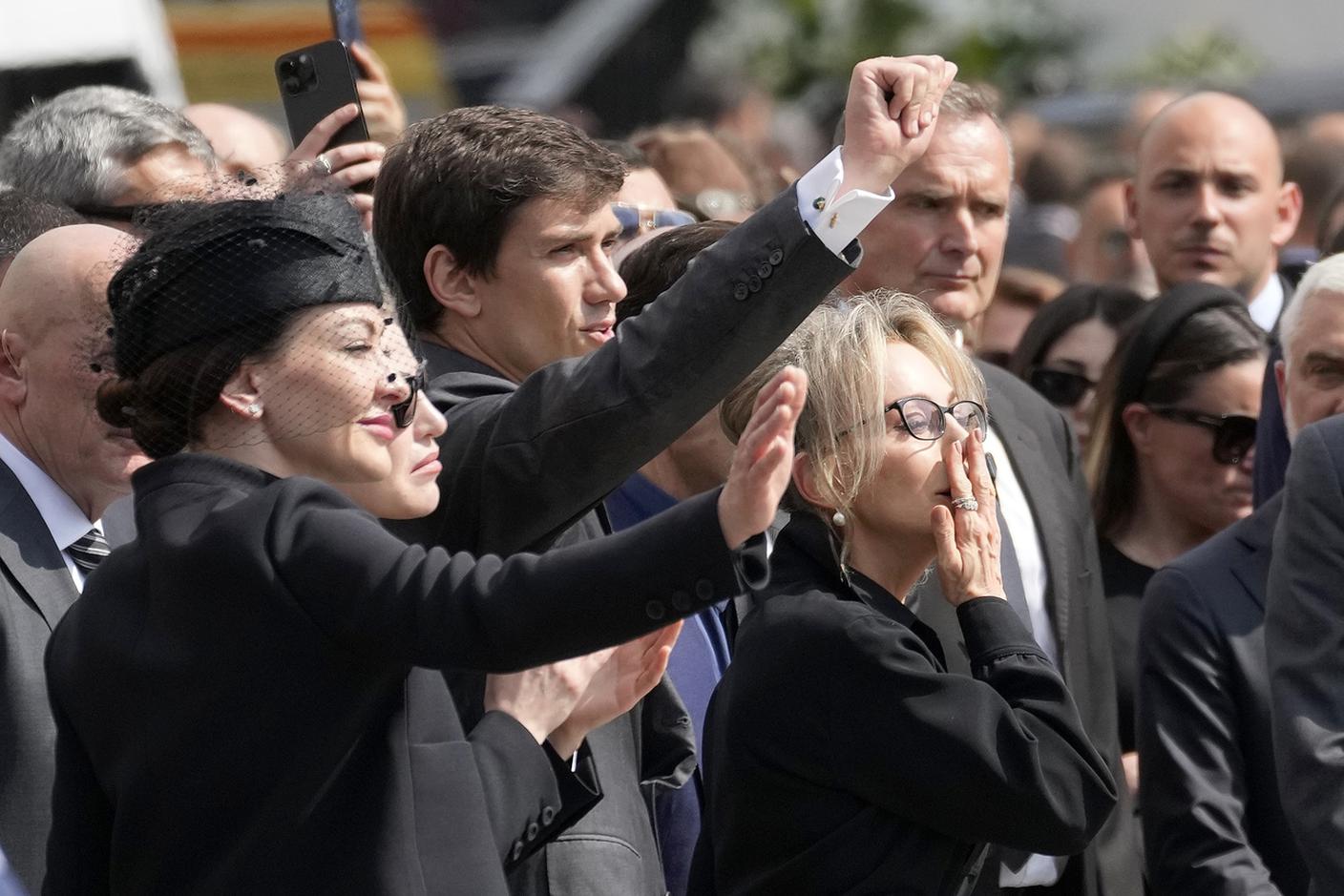 I figli di Berlusconi, da sinistra, Eleonora, Barbara, Luigi e Marina, salutano il feretro
