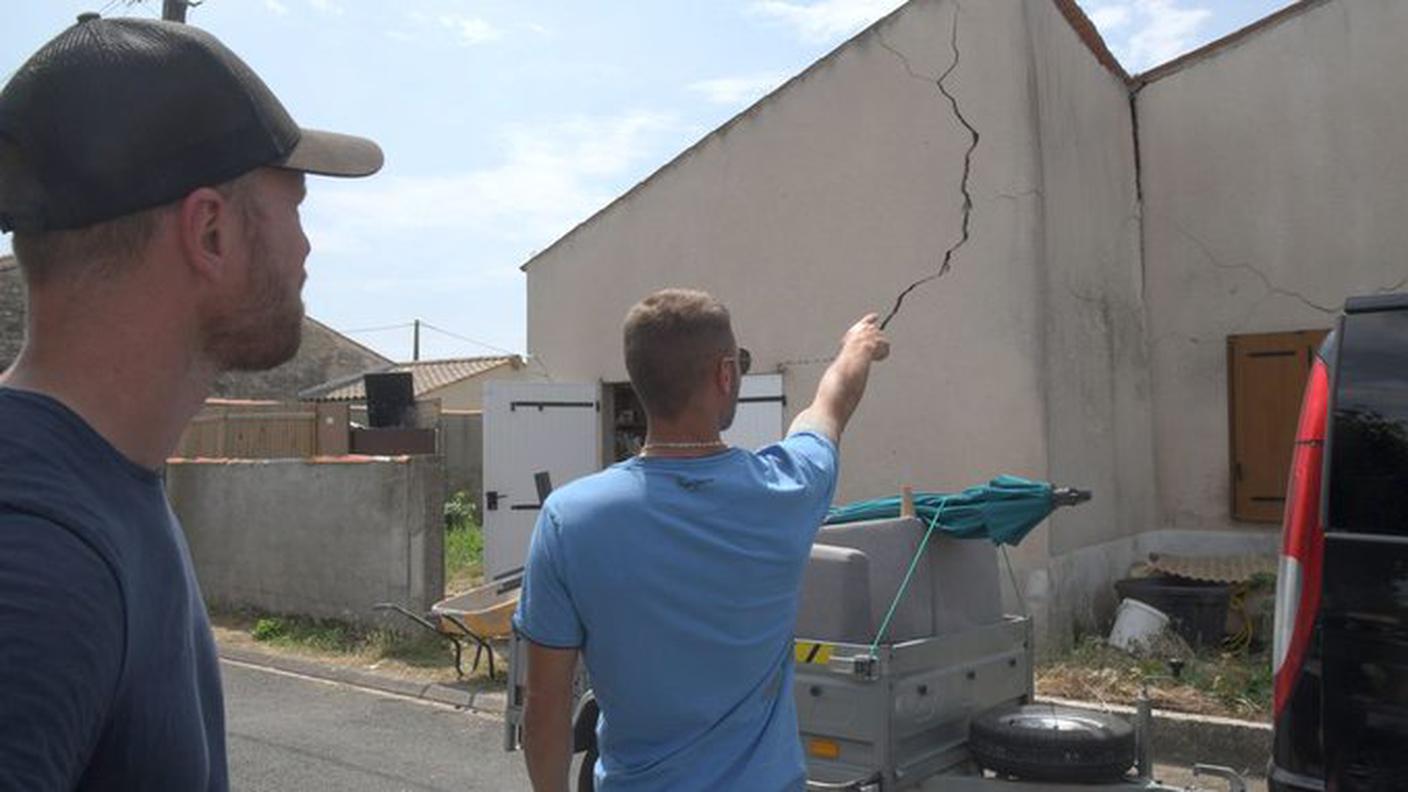 Si verificano i danni agli edifici nei dipartimenti francesi interessati dal sisma