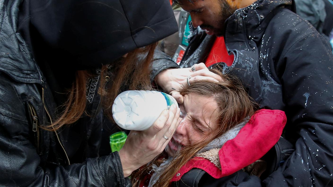 Manifestante dopo aver ricevuto dello spray al pepe negli occhi