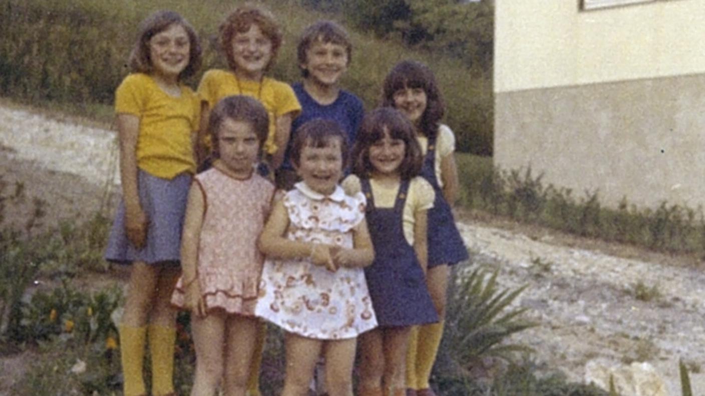 Una foto da piccola di Melania, seconda da destra, a Svevnica