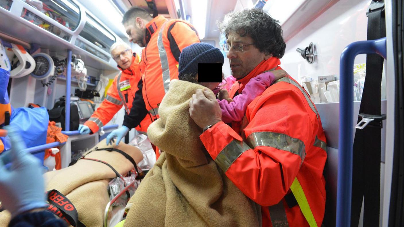 Uno dei bimbi salvati e trasportati in elicottero a Pescara