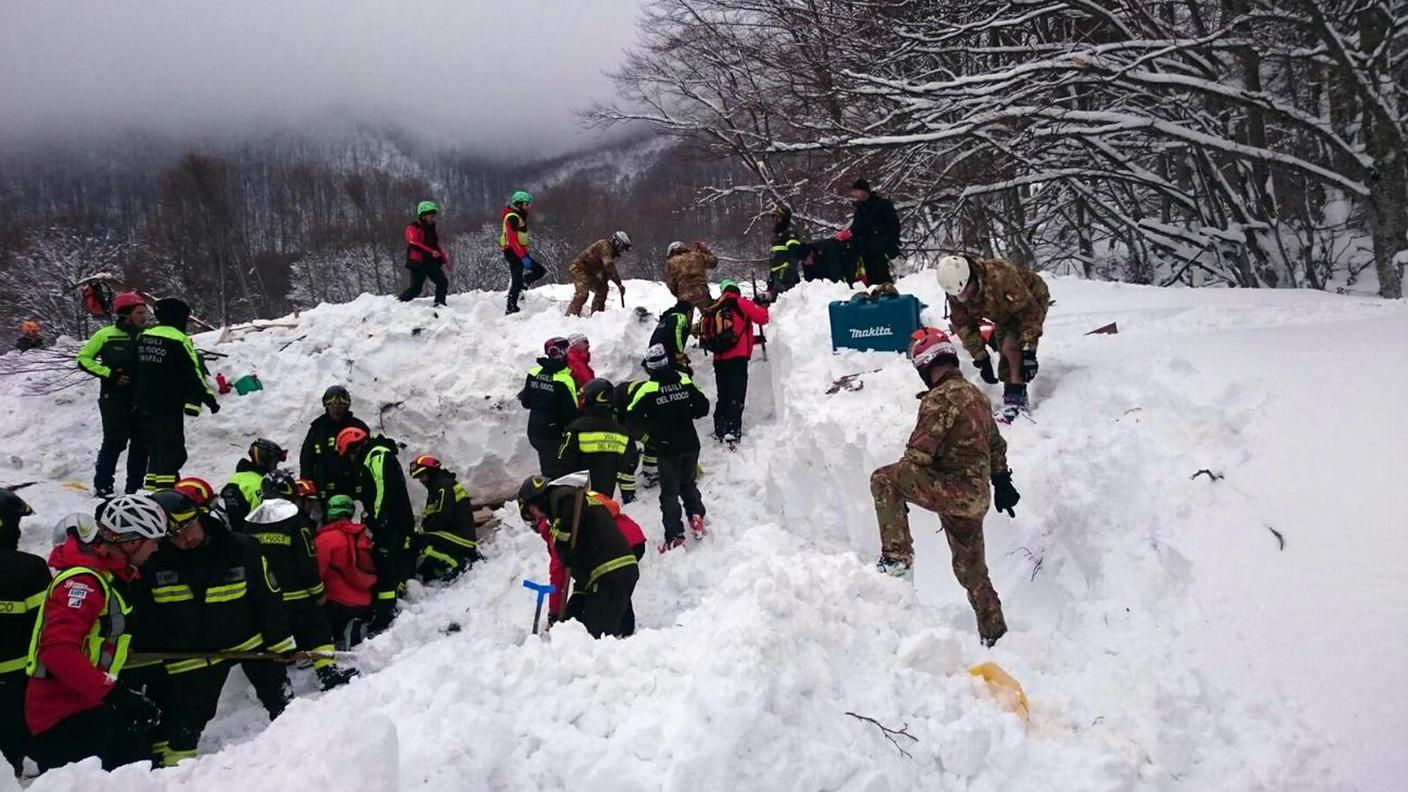 I soccorritori sono al lavoro sulle pendici del Gran Sasso pescarese da mercoledì