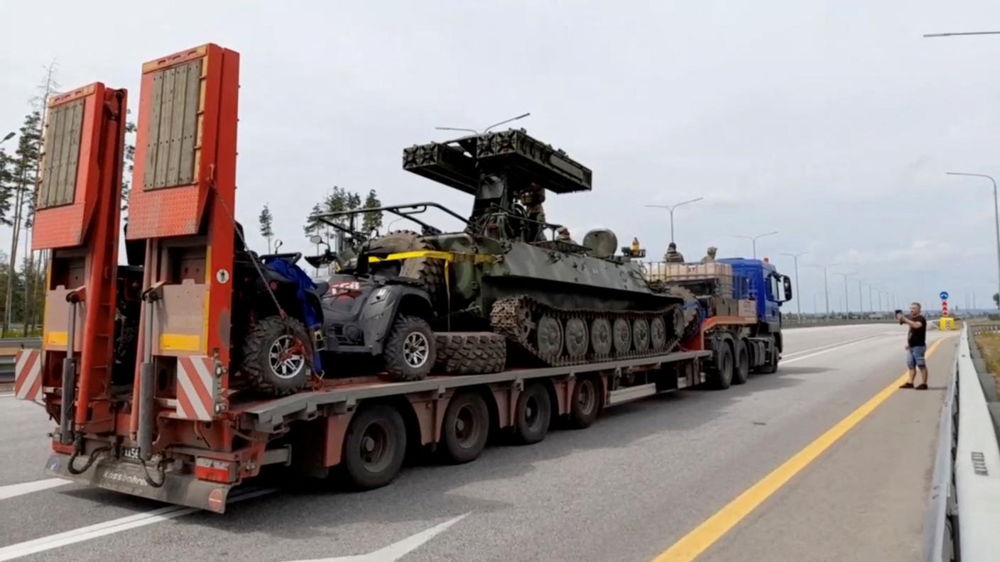 Il gruppo Wagner punta ormai a Mosca e un suo convoglio ha ormai raggiunto la città di Voronezh, a 500 km dalla capitale russa. Qui il transito di un veicolo che trasporta un carrarmato