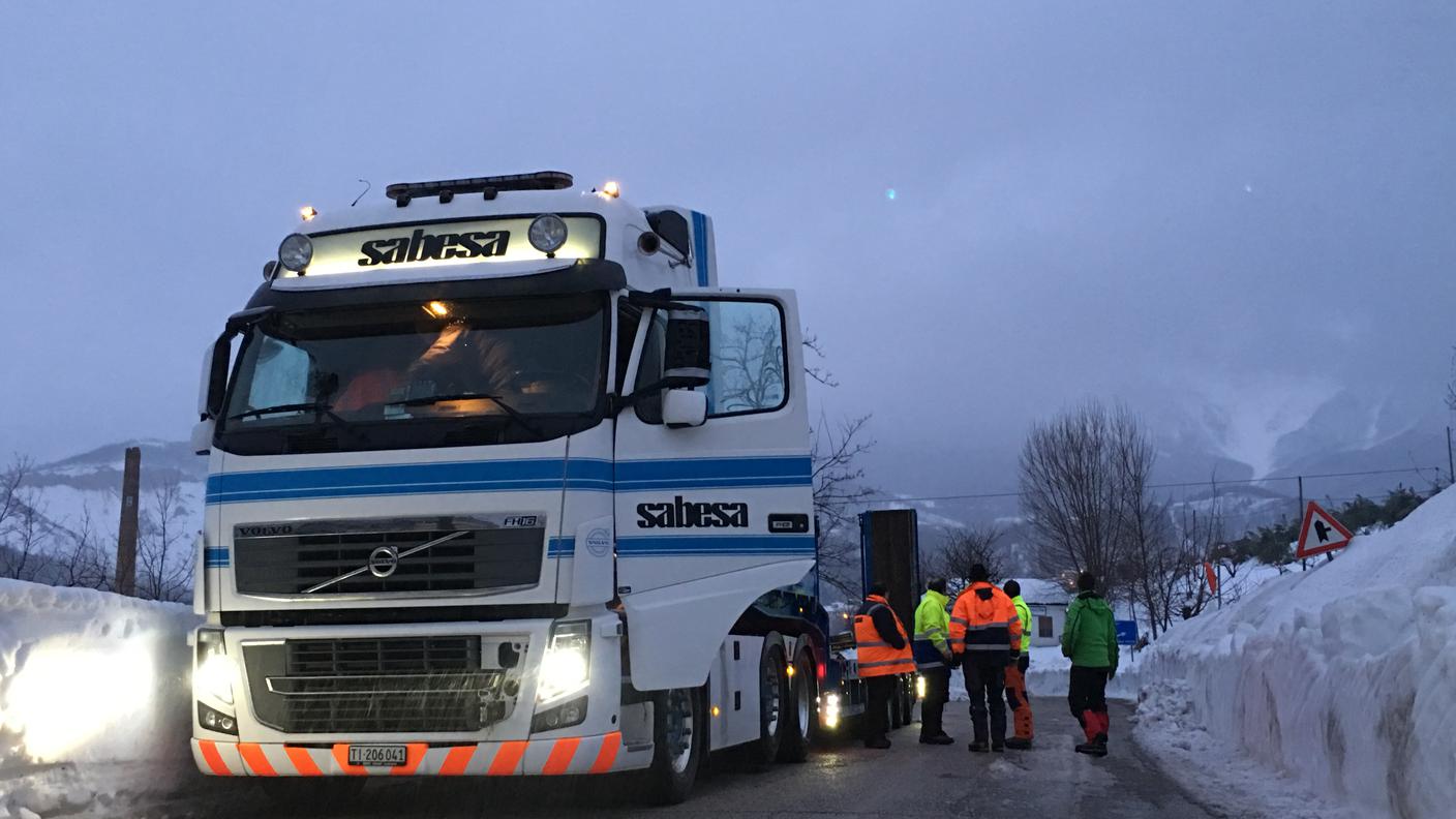 Il bilico è riuscito a scaricare le frese in alta montagna, tra strade strette da muri di neve