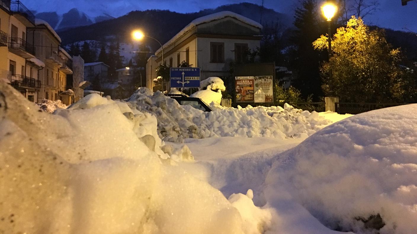 La neve che copre i paesi abruzzesi supera anche i tre metri di altezza