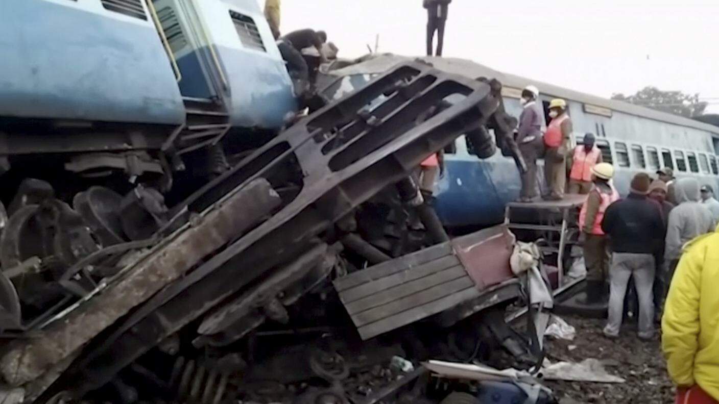 Le carrozze distrutte nell'incidente ferroviario